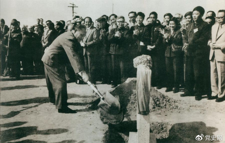 1984年10月7日，邓小平出席北京正负电子对撞机国家实验室奠基仪式，并为奠基石培土。